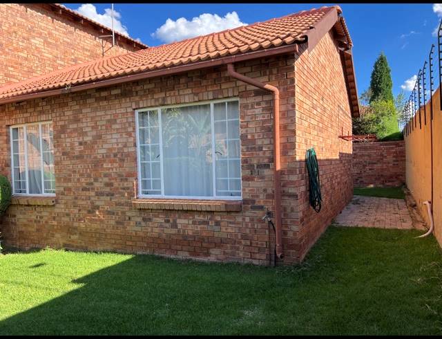 4 BEDROOM TOWNHOUSE FOR SALE IN SUNDOWNER